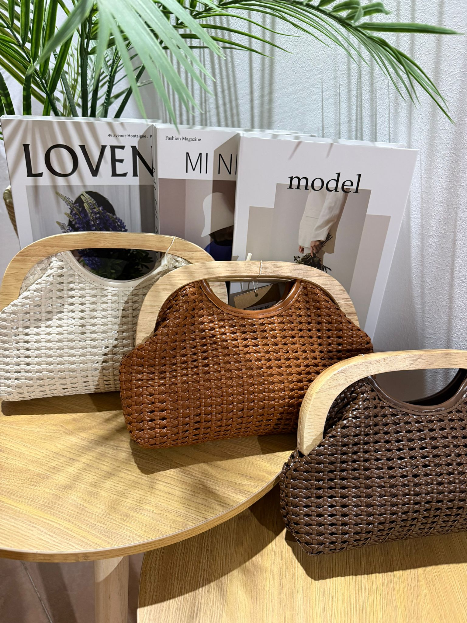 Bolso de Rafia con Asa de Madera